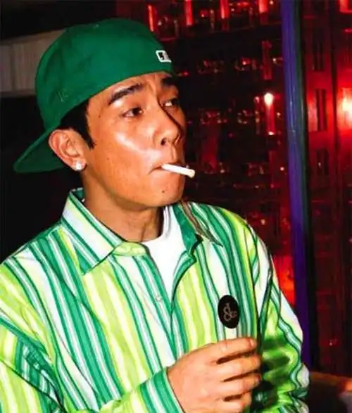 《古惑仔》抽烟镜头,陈小春自带风采,吴镇宇惊艳,而他最霸气