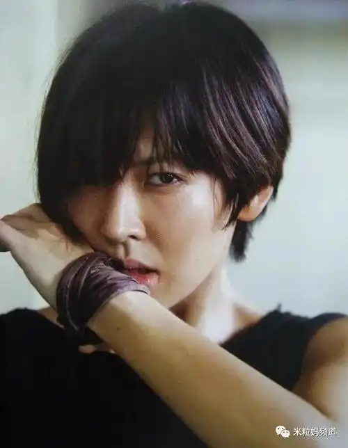 2009年,她又凭借《iris》里女特工"金善华"一角,获得 kbs演技大赏最佳