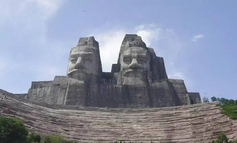 郑州巨型炎黄二帝雕像,耗时20年建成,山人合一,气势磅礴_炎帝和_黄帝