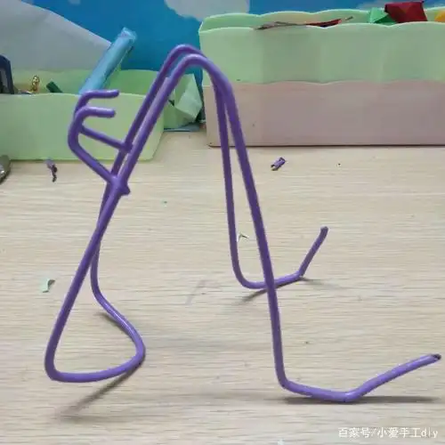 第六步:依据自己看直播的手机调整好支架钩子部位的宽度.