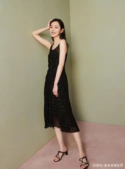 她演《伪装者》,结局令人心疼,今穿西装配绿色连衣裙,清新大气