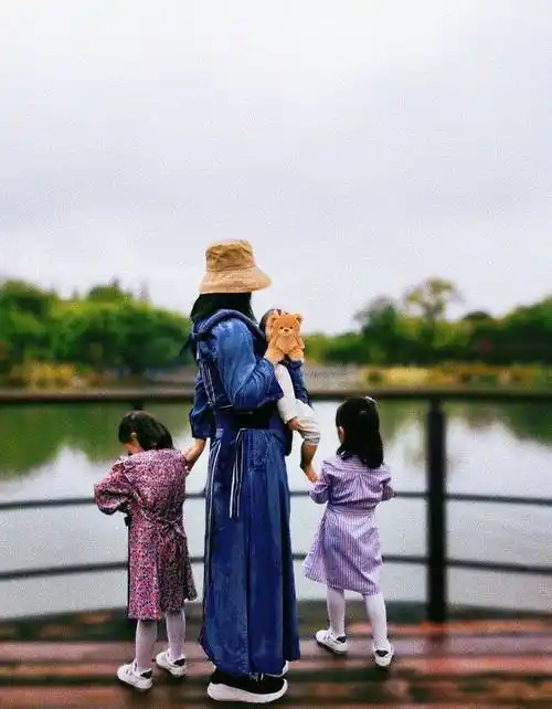 谢娜晒和三个女儿合照,双胞胎女儿长到腰间,小女儿肉乎乎太可爱_母亲