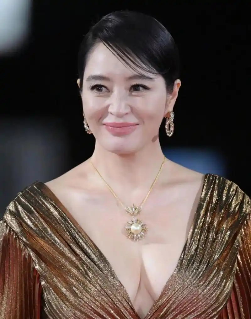 金惠秀出席活动,一袭鎏金光泽连衣裙礼服出镜,性感撩人!