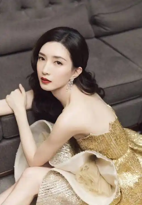 江疏影一身金色抹胸礼服,性感优雅,火辣身材美出新高度_气质_的设计