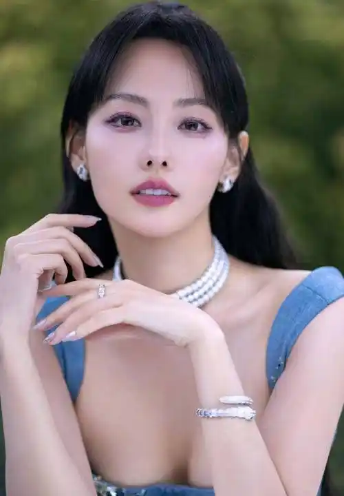 张嘉倪穿露腰牛仔裙亮相,生图曝光真实状态,身材傲人马甲线抢镜_活动