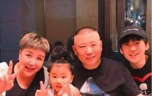 原创张云雷带郭德纲小儿子给姐姐王惠送水献花郭汾阳身高被人热议