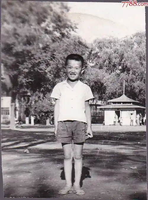 小男孩公园内留影