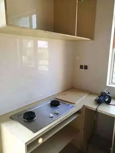 橱柜装完装燃气灶一抬头笑岔了气油烟机只能挂窗户上咋安装