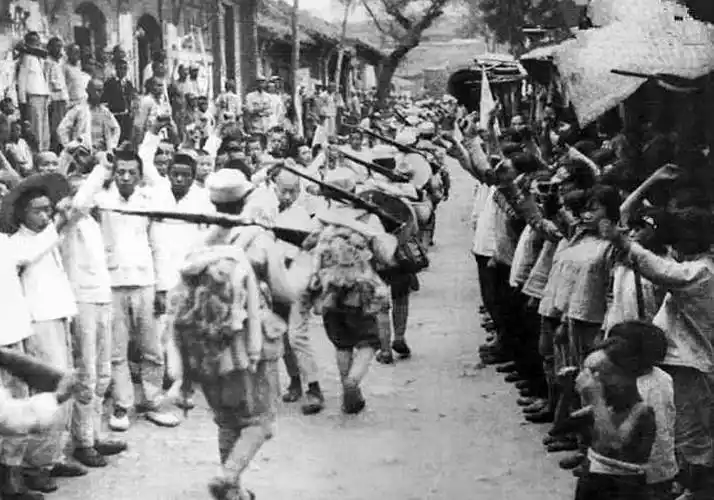 川军出川部队受到老百姓的夹道欢送.
