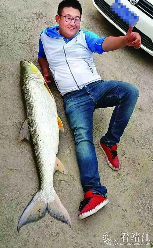 人鱼大战半个多小时,小伙钓起55斤重大鳡鱼