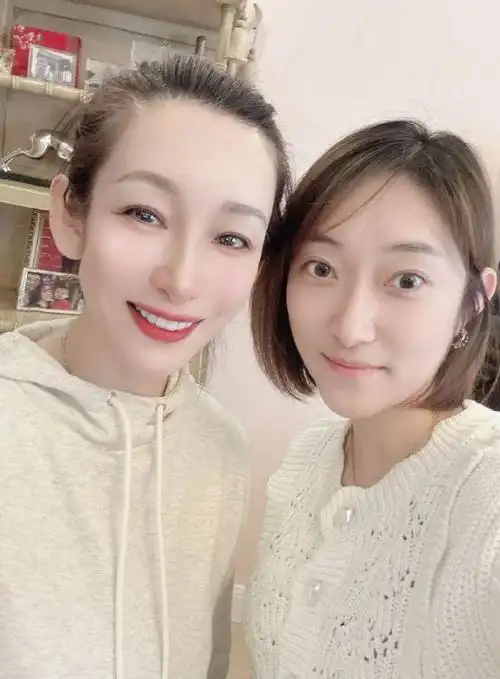 秦海璐夫妇大年初二回娘家聚会娘家人住大别墅弟媳妇贵气漂亮