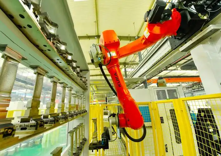 东方汽轮机叶片数字化车间,机械臂正在工作24小时无人干预连续加工