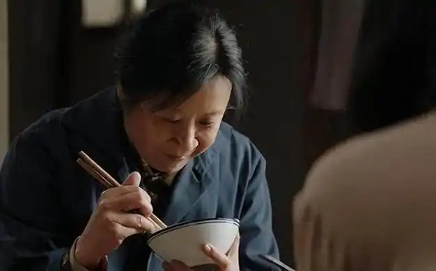 64岁阿姨哭诉:说好试婚1个月给5000,最后只给800,我被骗得很惨