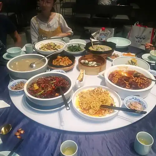 晚上在解放碑山茶餐厅,王倩请客.