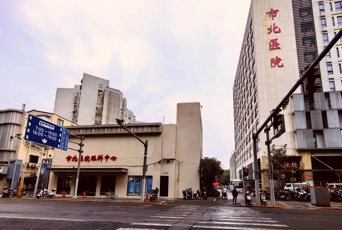 记者来到市北医院注意到,该院眼科中心新址位于市北医院总院大楼南