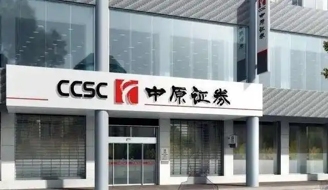 他的学历很高,拿到了管理学硕士的学位,他还曾考取过会计师,经济师