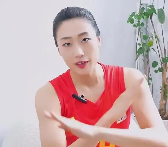 刘晏含身穿国家队服力挺女排,普及国家队禁令,回归女排基本无望
