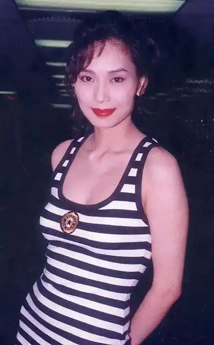 身家5亿的港姐, 靠轮椅代步, 今单身在内地捐50多所学校!