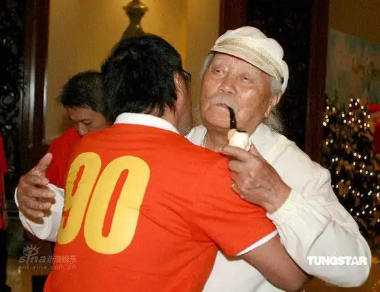 图文成龙父亲房道龙逝世生前拥抱李宗盛