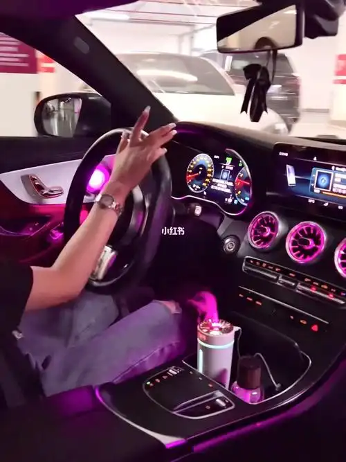 女司机单手打方向盘