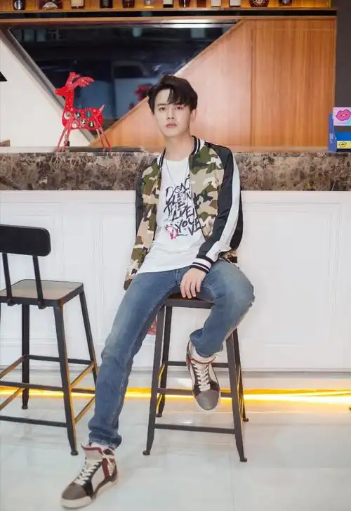 任嘉伦秋冬造型温暖浪漫,身高178很会穿,正装与休闲轻松切换