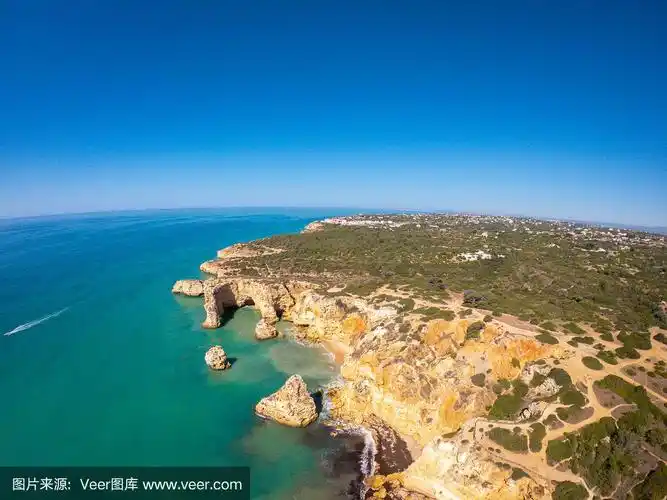 鸟瞰葡萄牙阿尔加维滨海平原.大西洋沿岸的岩层和悬崖