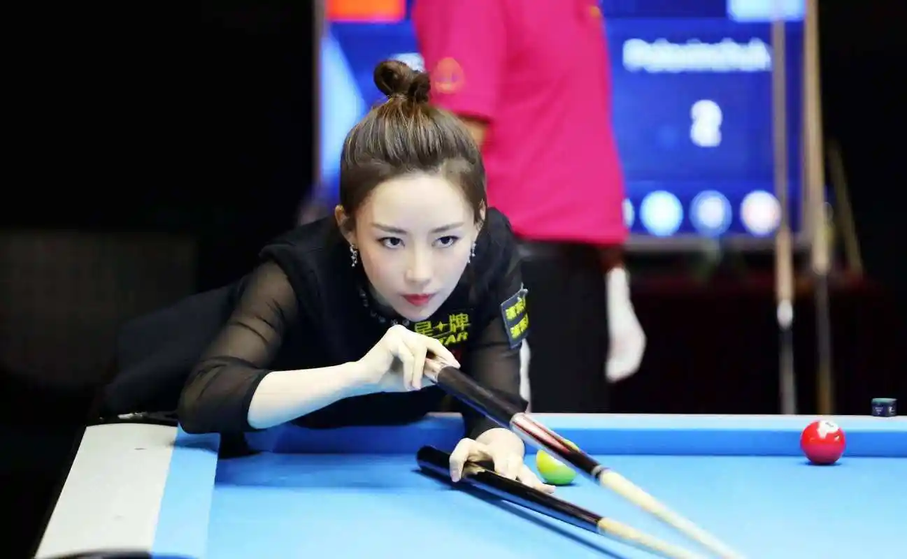 40岁潘晓婷另类秀球技!颜值高气质佳不输明星,身家8亿至今未婚