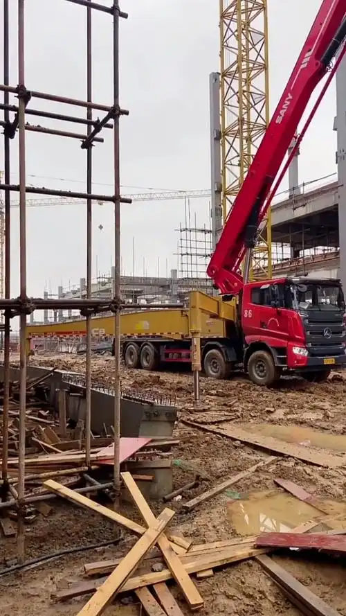 工地实拍#工地干活,不是飞尘就是泥巴,太难了