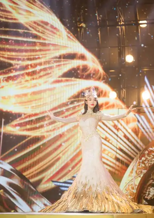 金鹰女神宋茜压轴亮相13届金鹰节开幕式 身披金光羽衣从天而降
