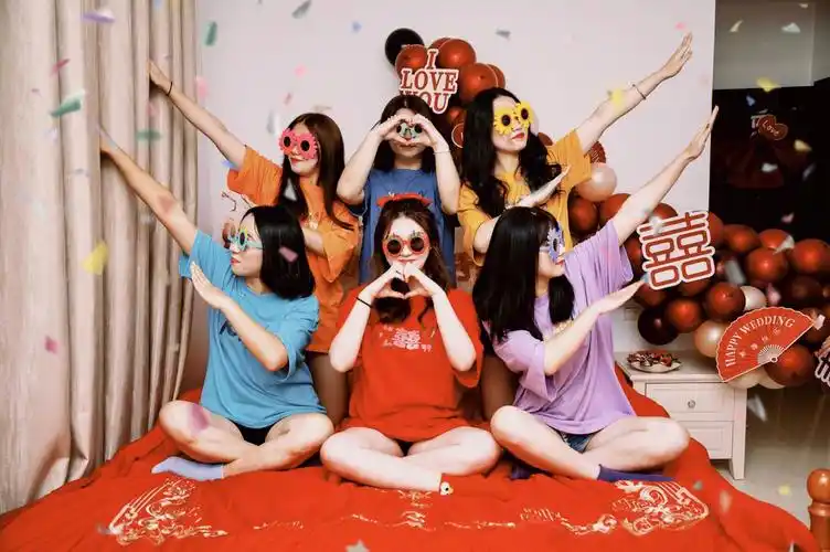 伴娘  #伴娘团  #多人拍照姿势  #伴娘服婚礼90过了好久,才想评来