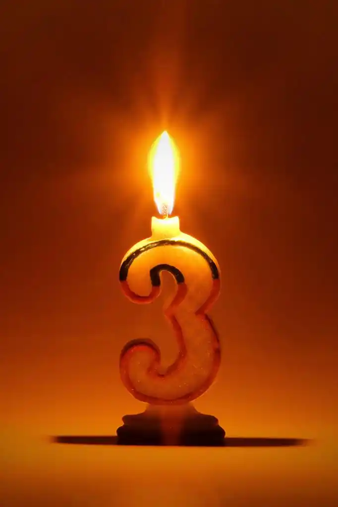 生日快乐,三岁蜡烛为庆祝生日