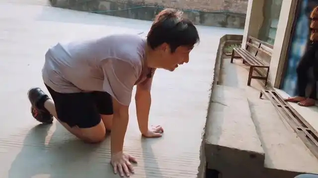 《向往的生活》黄磊双膝跪地,与小男孩打招呼,看似有心其实无奈