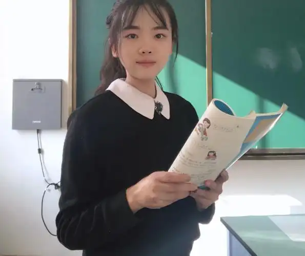 她带着温柔的笑款款而来,马尾辫,活力四射,这是我们见到蒋田田老师