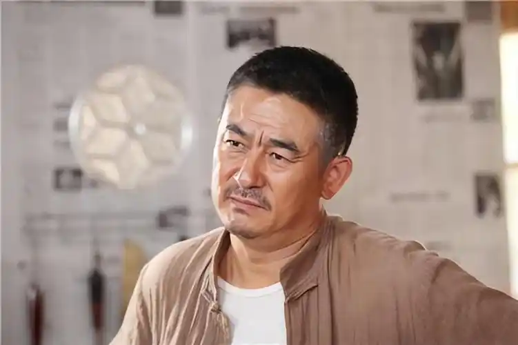 23岁的李洪涛踏入中戏,成为同学们羡慕的焦点,娶走老师的女儿王红蕾