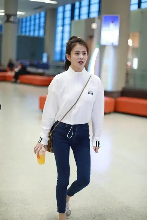 白鹿清新穿搭青春活力修身牛仔裤勾勒纤细双腿