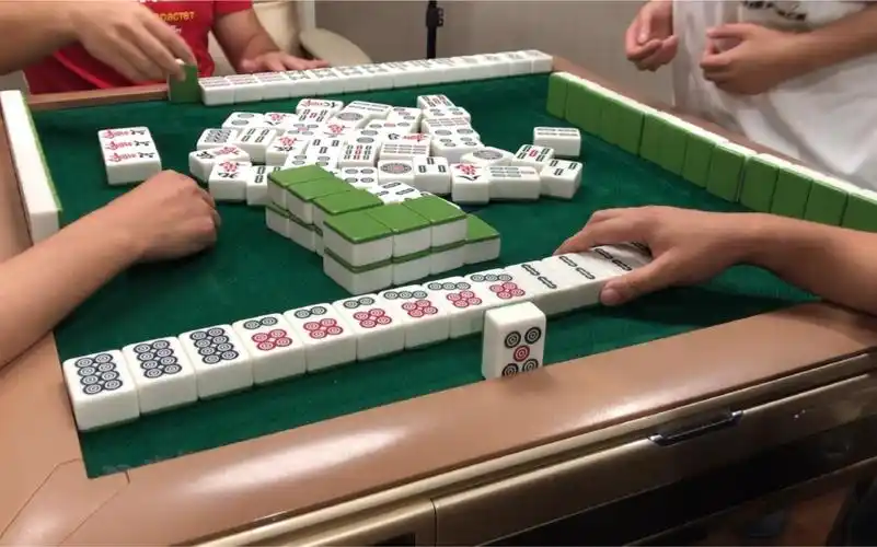 成都麻将:感谢对家送来的杠上炮让我秒变满牌四翻,上家打得真好