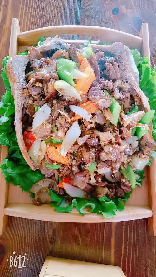 巴林左旗乌兰茶馆始创于二零零二年七月一日,本酒店是集蒙餐系列菜品