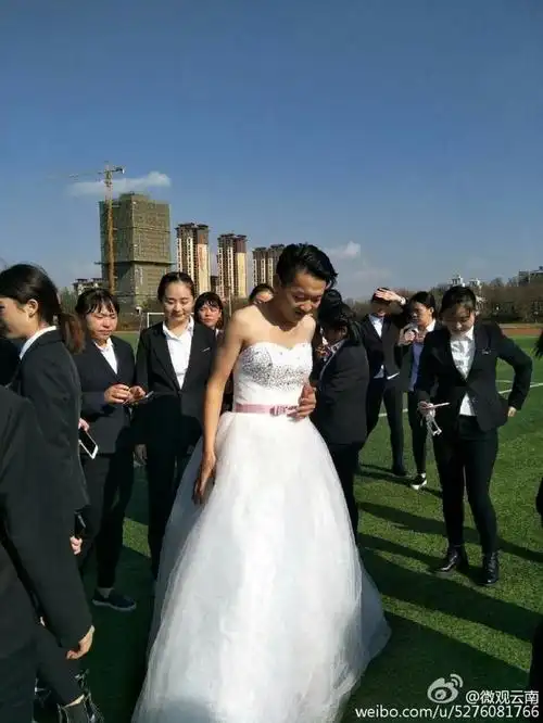 唯一男生被49名女生"娶了"女生统一黑西装