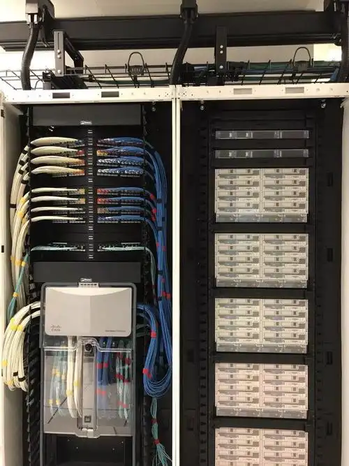 弱电工程施工过程中的各种机柜理线图片