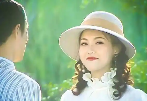 唐嫣18岁竟参加泳装选美"好羞涩"!