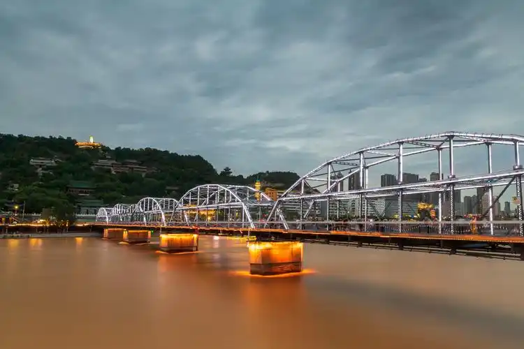 甘肃兰州黄河中山桥夜景建筑风光