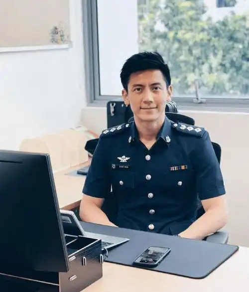 新加坡天天站超市门口的最帅警察升官当局长了