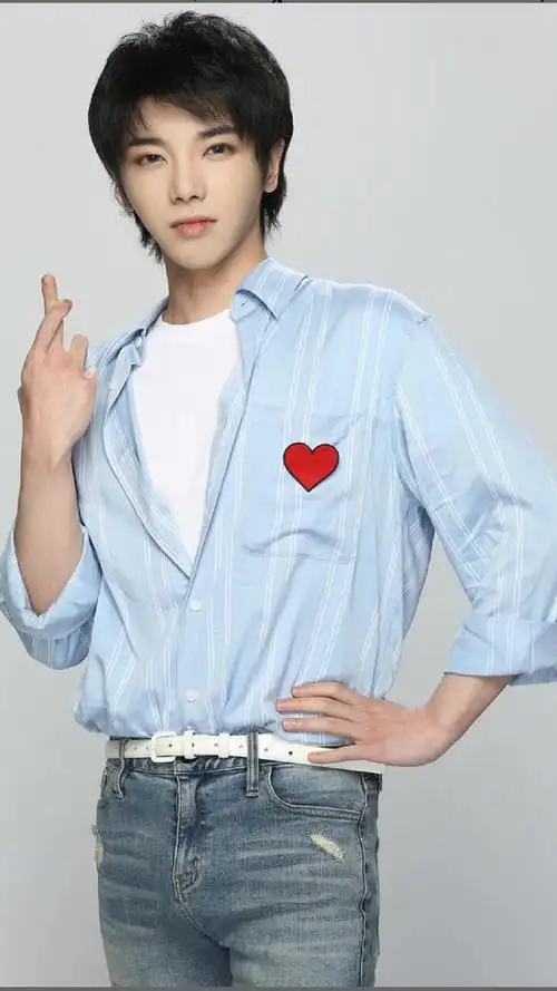 花式比心97 #04不愧是花花,比心都很别致@华晨宇yu