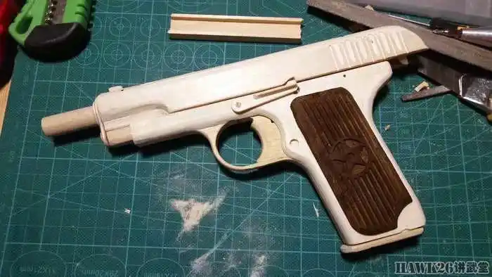 俄罗斯达人自制木头托卡列夫手枪竟然还能抛出弹壳