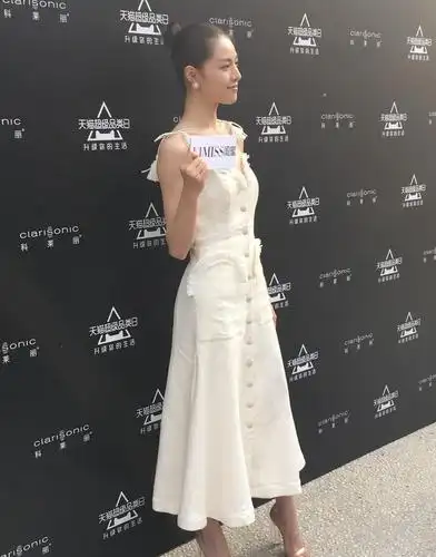 钟楚曦穿吊带裙玩性感,精修图宛如仙,然而未修图却一秒显尴尬!