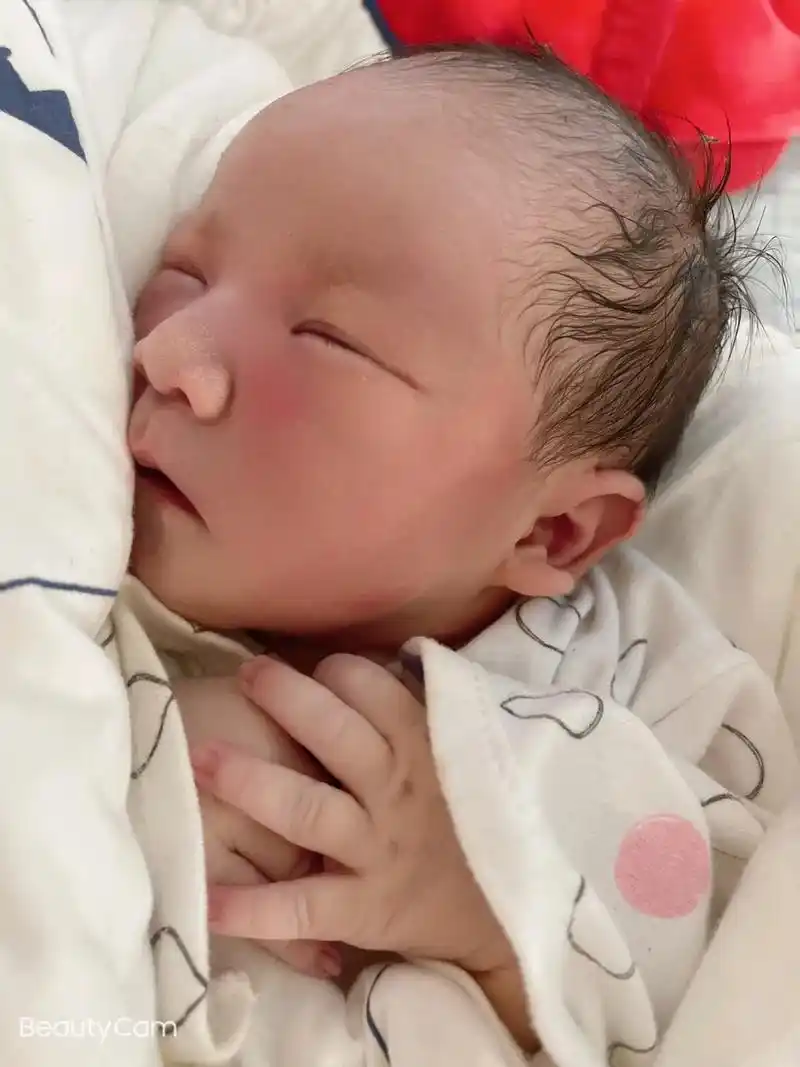 照片对比,宝宝15天这么大的区别了.快快 - 抖音