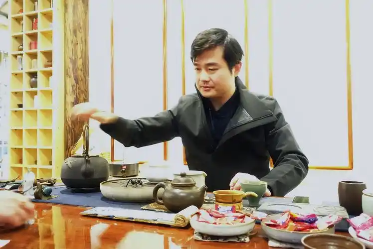 茶艺师正在沏茶.