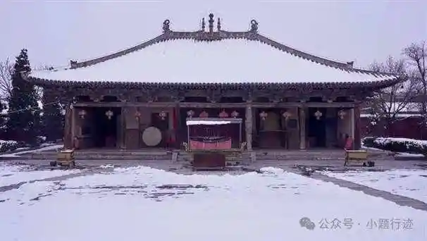 殿内中柱一列,直通平梁以下,大梁分前后两段,穿插相构,无大梁承托