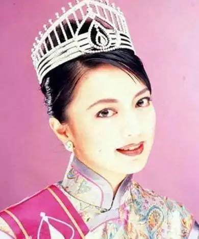 欧阳震华前妻涉嫌诈骗抵押后冠还债,曾风光无限如今却成最惨港姐