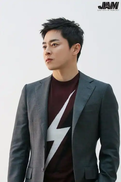 《机智的医生生活》曹政奭高清幕后照来袭 笑容温暖散发温柔绅士魅力